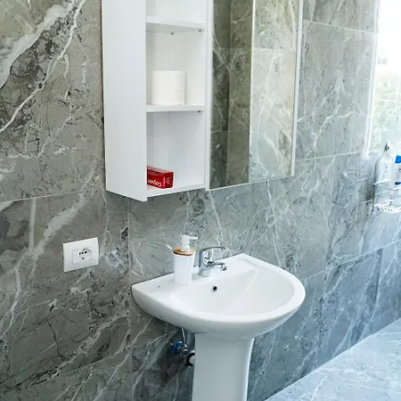 Corner Apartments- Near Airport *