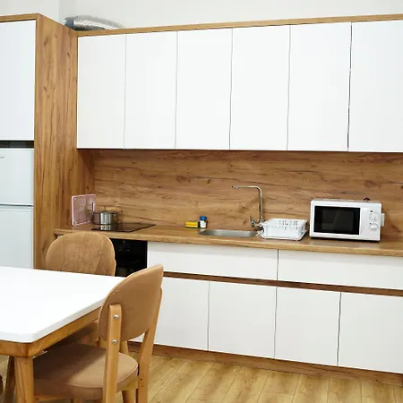 Corner Apartments- Near Airport *