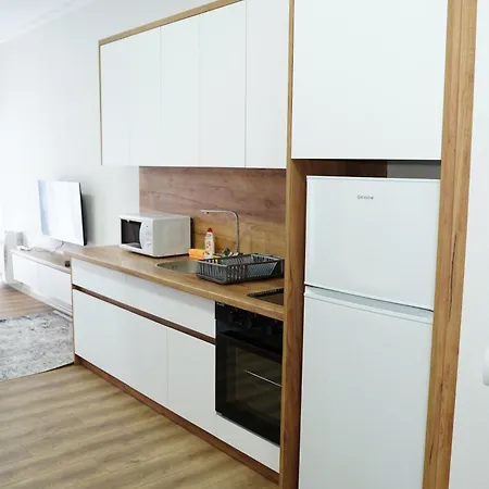 Corner Apartments- Near Airport *