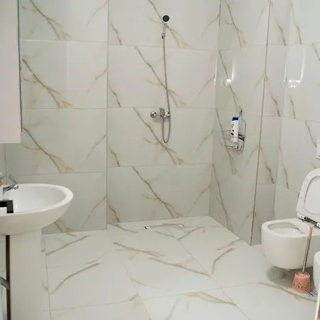 Corner Apartments- Near Airport *