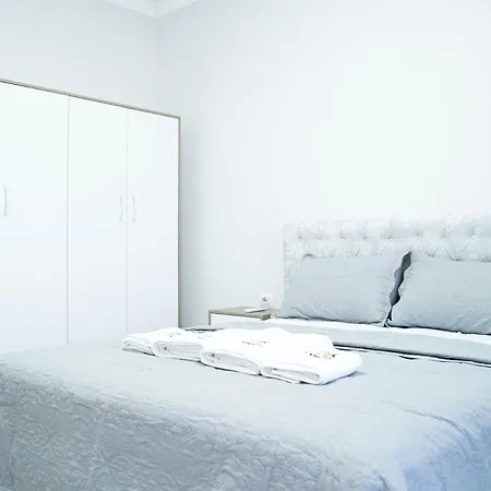 Corner Apartments- Near Airport *